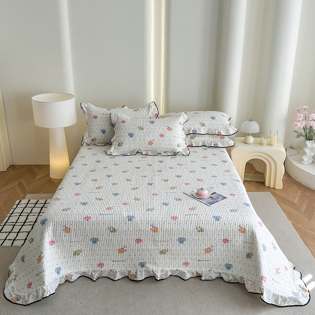 91家纺网 家纺一手货源 找家纺 幸嘉轩 2026新款双层纱花边床盖单件加厚夹棉云感皱皱纱花边款床单三件套 快乐小象