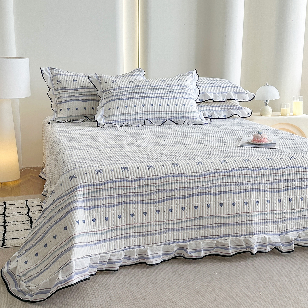 91家纺网 家纺一手货源 找家纺 幸嘉轩 2026新款双层纱花边床盖单件加厚夹棉云感皱皱纱花边款床单三件套 风的印记