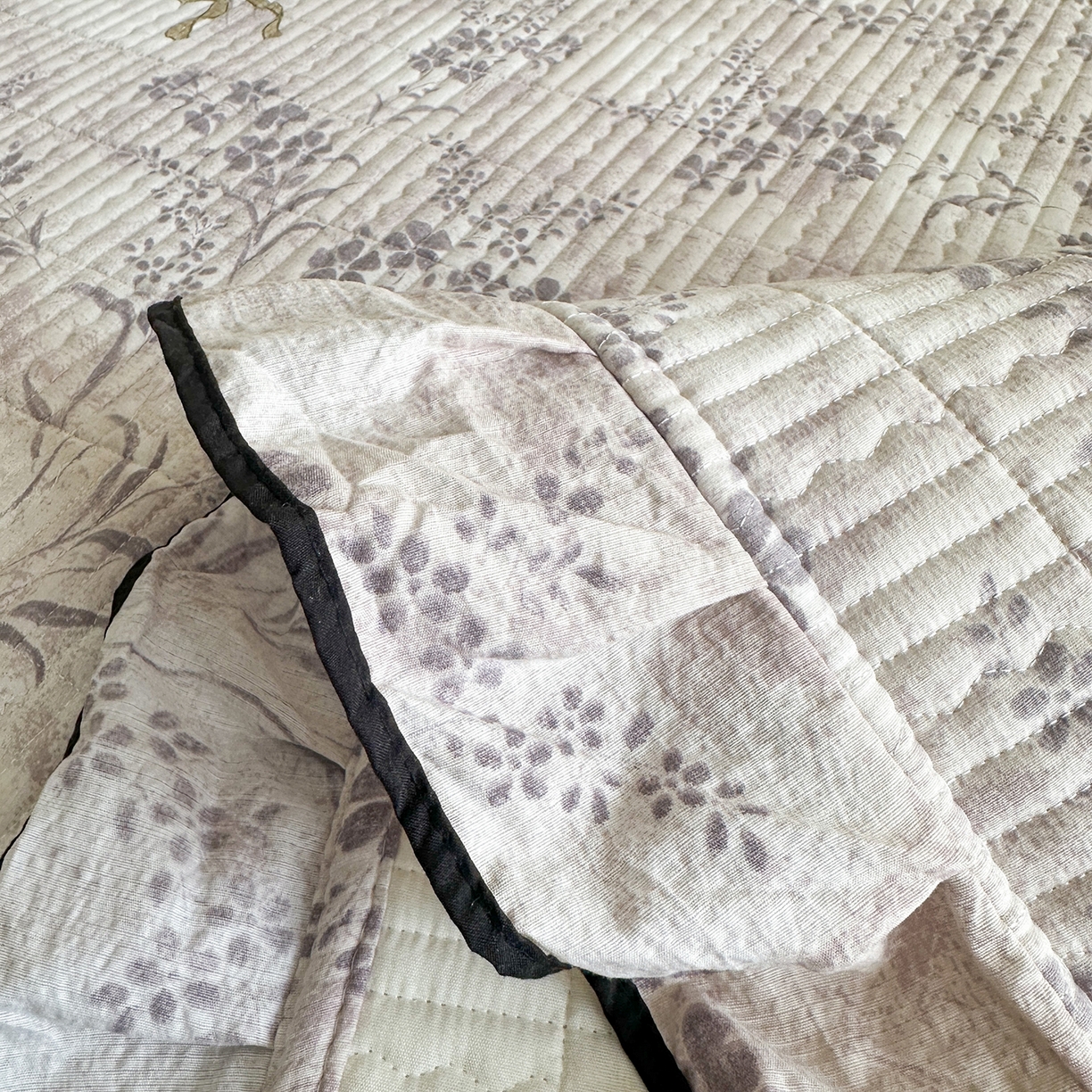 91家纺网 家纺一手货源 找家纺 幸嘉轩 2026新款双层纱花边床盖单件加厚夹棉云感皱皱纱花边款床单三件套 花姿-豆沙