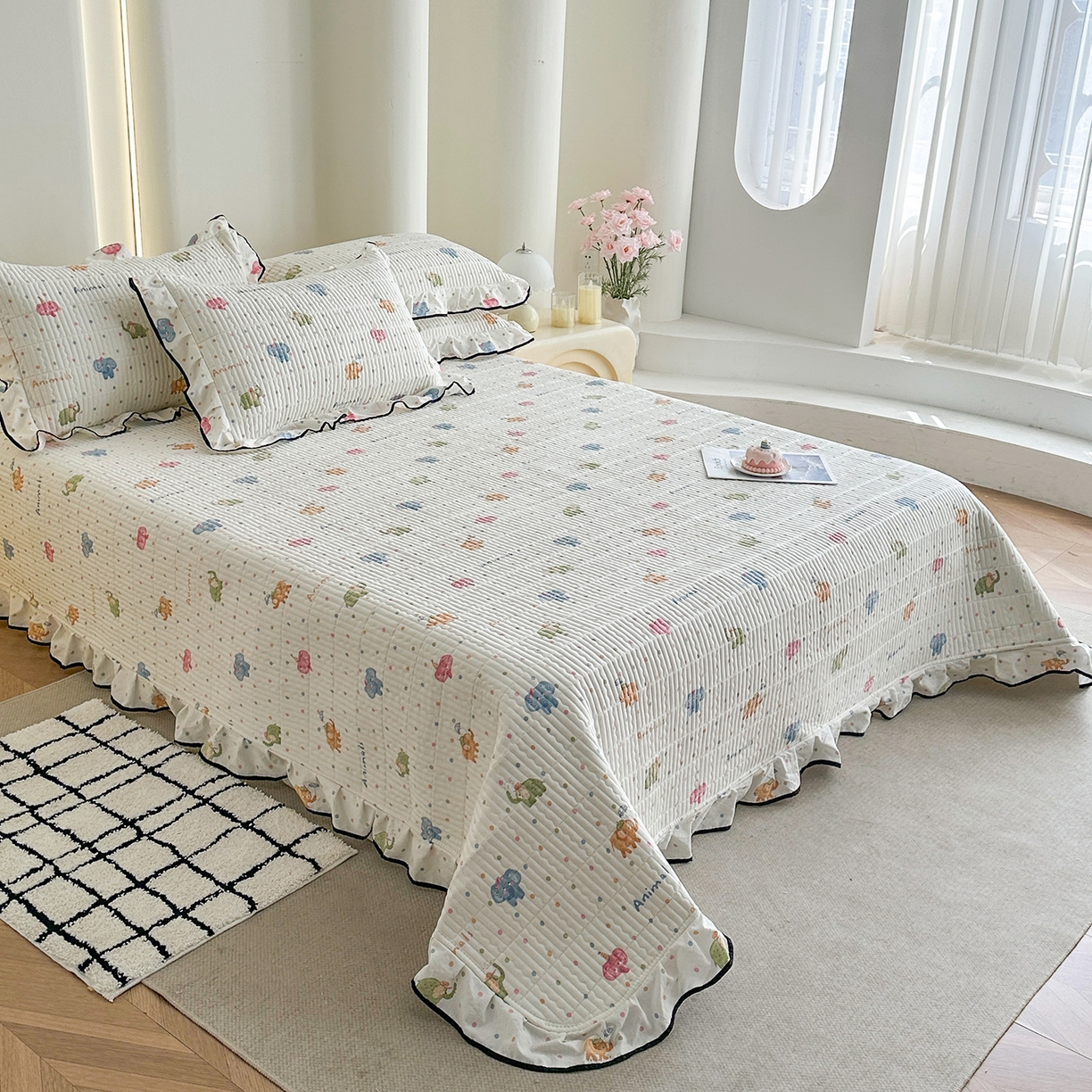 91家纺网 家纺一手货源 找家纺 幸嘉轩 2026新款双层纱花边床盖单件加厚夹棉云感皱皱纱花边款床单三件套 快乐小象