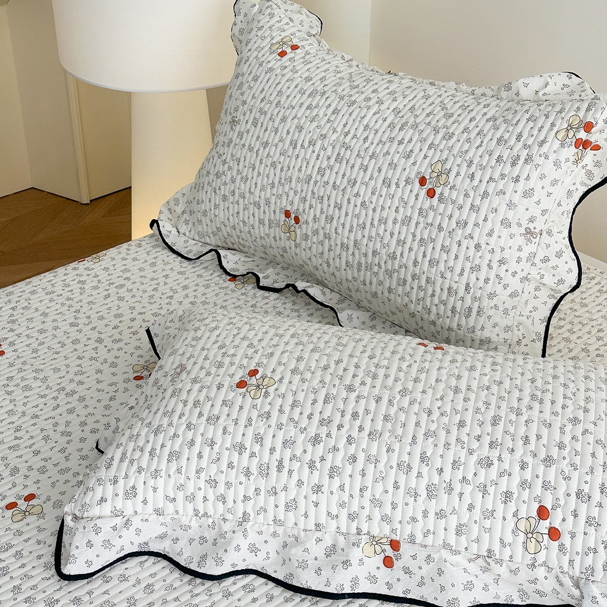 91家纺网 家纺一手货源 找家纺 幸嘉轩 2026新款双层纱花边床盖单件加厚夹棉云感皱皱纱花边款床单三件套 一颗樱桃