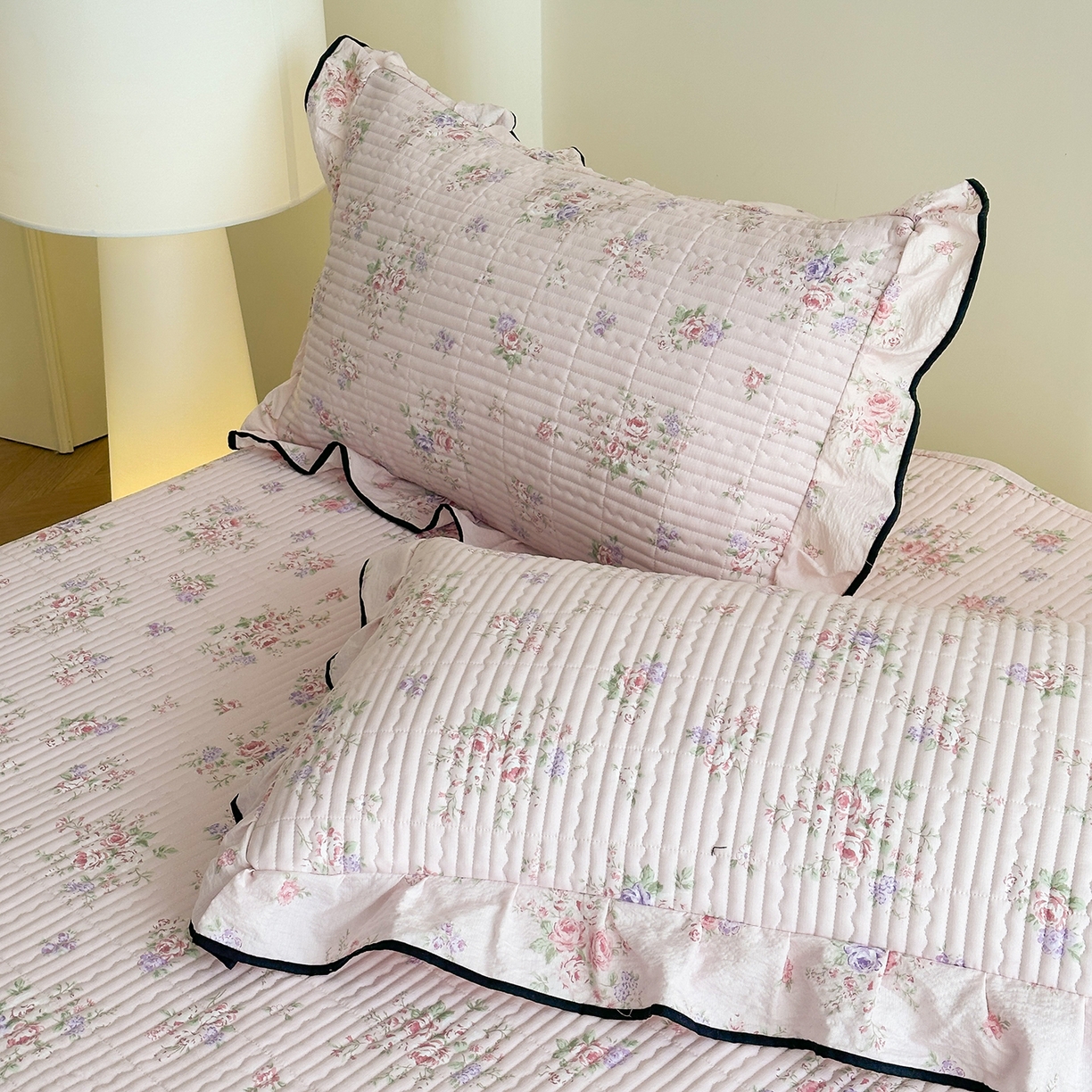 91家纺网 家纺一手货源 找家纺 幸嘉轩 2026新款双层纱花边床盖单件加厚夹棉云感皱皱纱花边款床单三件套 春华浓