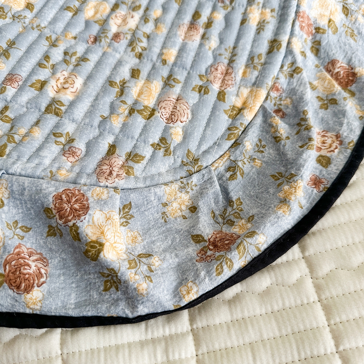 91家纺网 家纺一手货源 找家纺 幸嘉轩 2026新款双层纱花边床盖单件加厚夹棉云感皱皱纱花边款床单三件套 醉玲珑