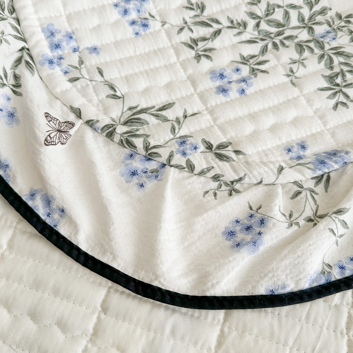 91家纺网 家纺一手货源 找家纺 幸嘉轩 2026新款双层纱花边床盖单件加厚夹棉云感皱皱纱花边款床单三件套 花香容