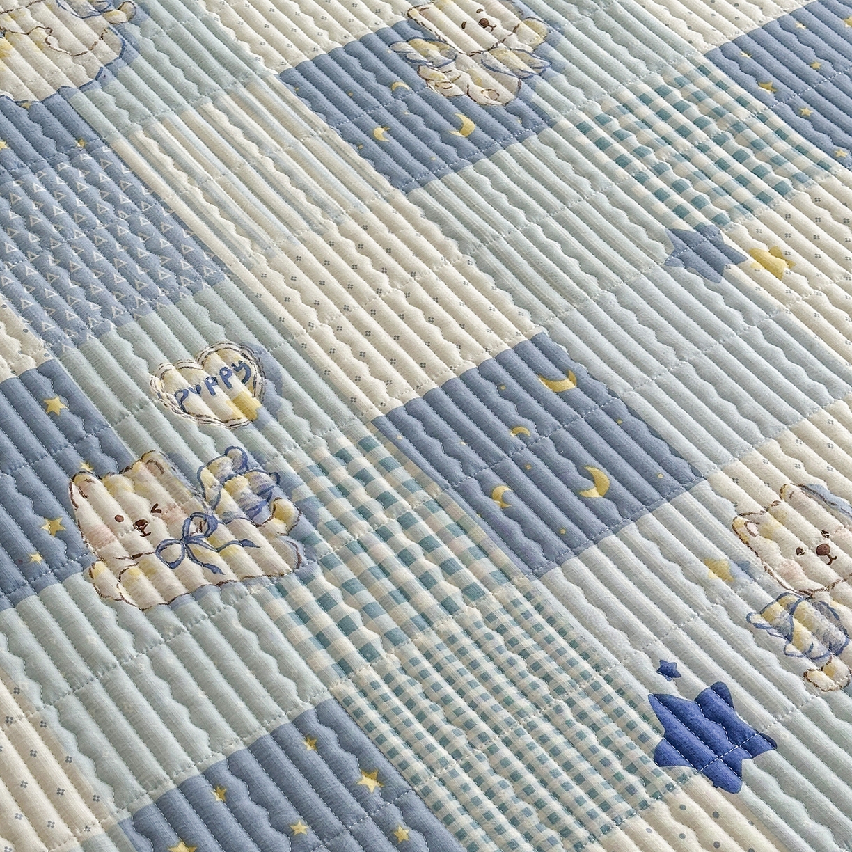 91家纺网 家纺一手货源 找家纺 幸嘉轩 2026新款双层纱花边床盖单件加厚夹棉云感皱皱纱花边款床单三件套 蓝色泡芙狗