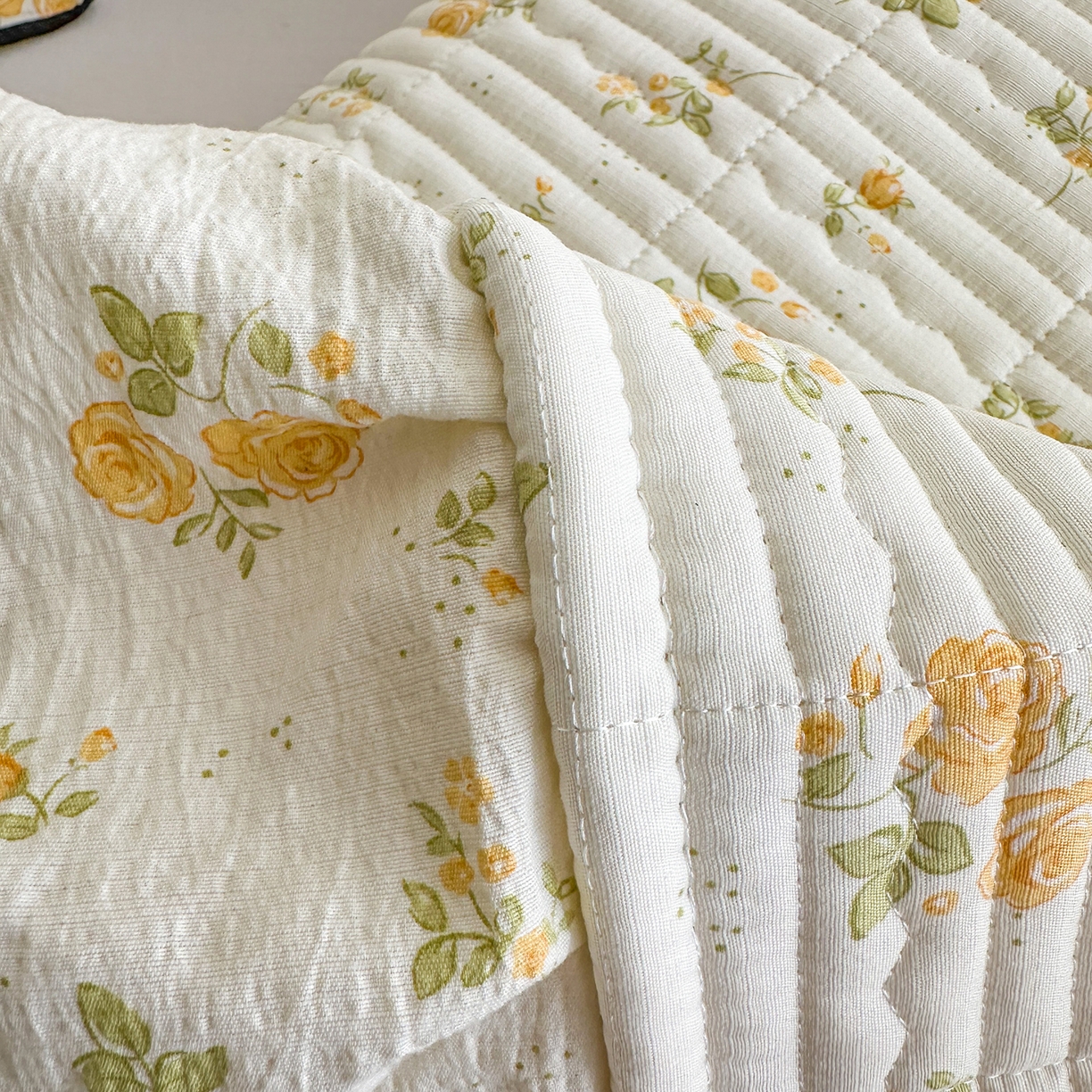 91家纺网 家纺一手货源 找家纺 幸嘉轩 2026新款双层纱花边床盖单件加厚夹棉云感皱皱纱花边款床单三件套 半岛花园