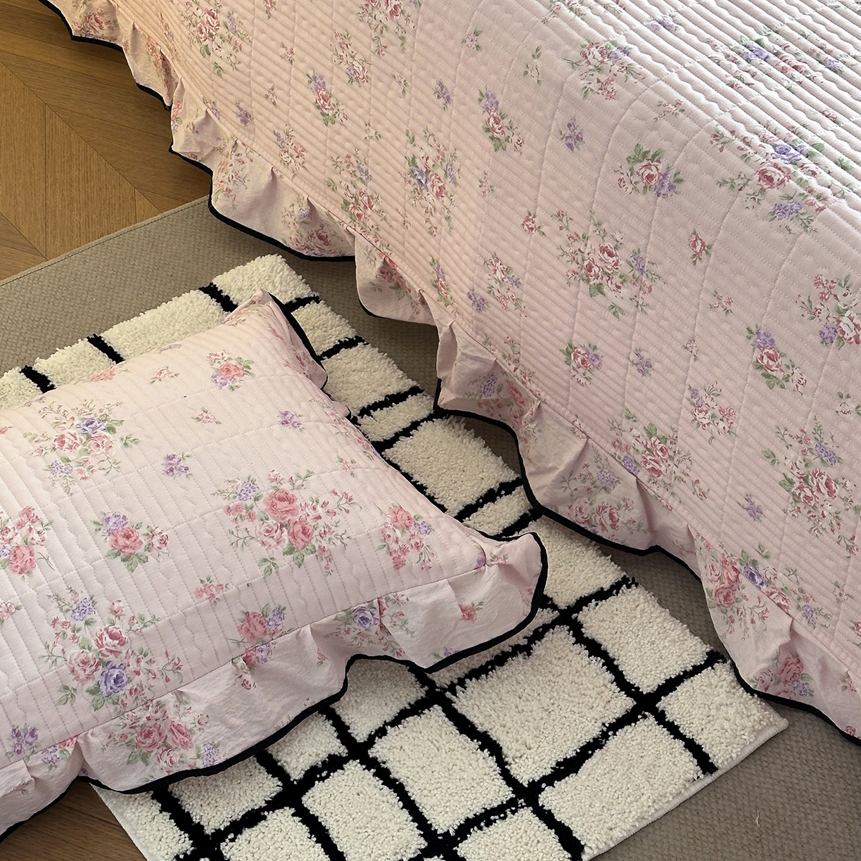 91家纺网 家纺一手货源 找家纺 幸嘉轩 2026新款双层纱花边床盖单件加厚夹棉云感皱皱纱花边款床单三件套 春华浓