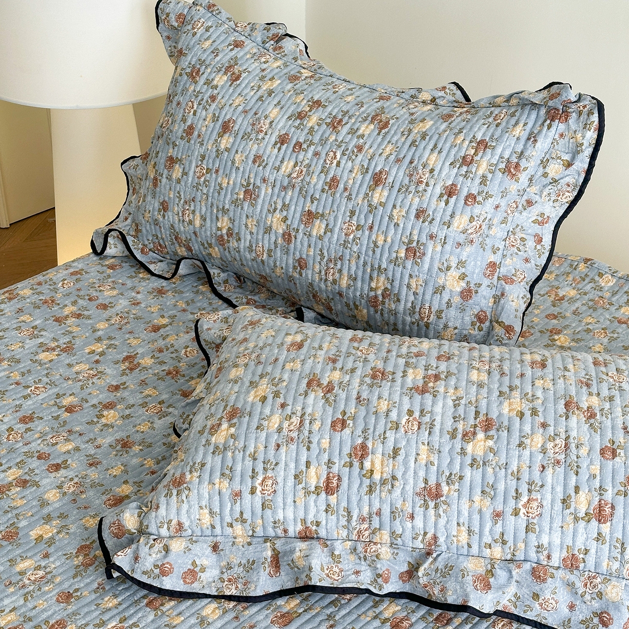 91家纺网 家纺一手货源 找家纺 幸嘉轩 2026新款双层纱花边床盖单件加厚夹棉云感皱皱纱花边款床单三件套 醉玲珑