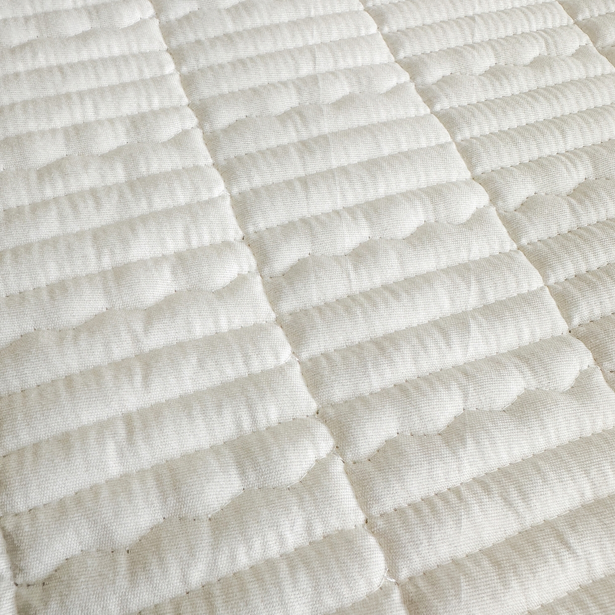 91家纺网 家纺一手货源 找家纺 幸嘉轩 2026新款双层纱花边床盖单件加厚夹棉云感皱皱纱花边款床单三件套 一颗樱桃