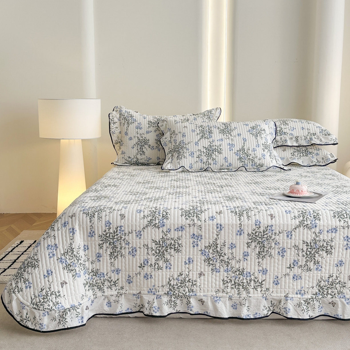 91家纺网 家纺一手货源 找家纺 幸嘉轩 2026新款双层纱花边床盖单件加厚夹棉云感皱皱纱花边款床单三件套 花香容