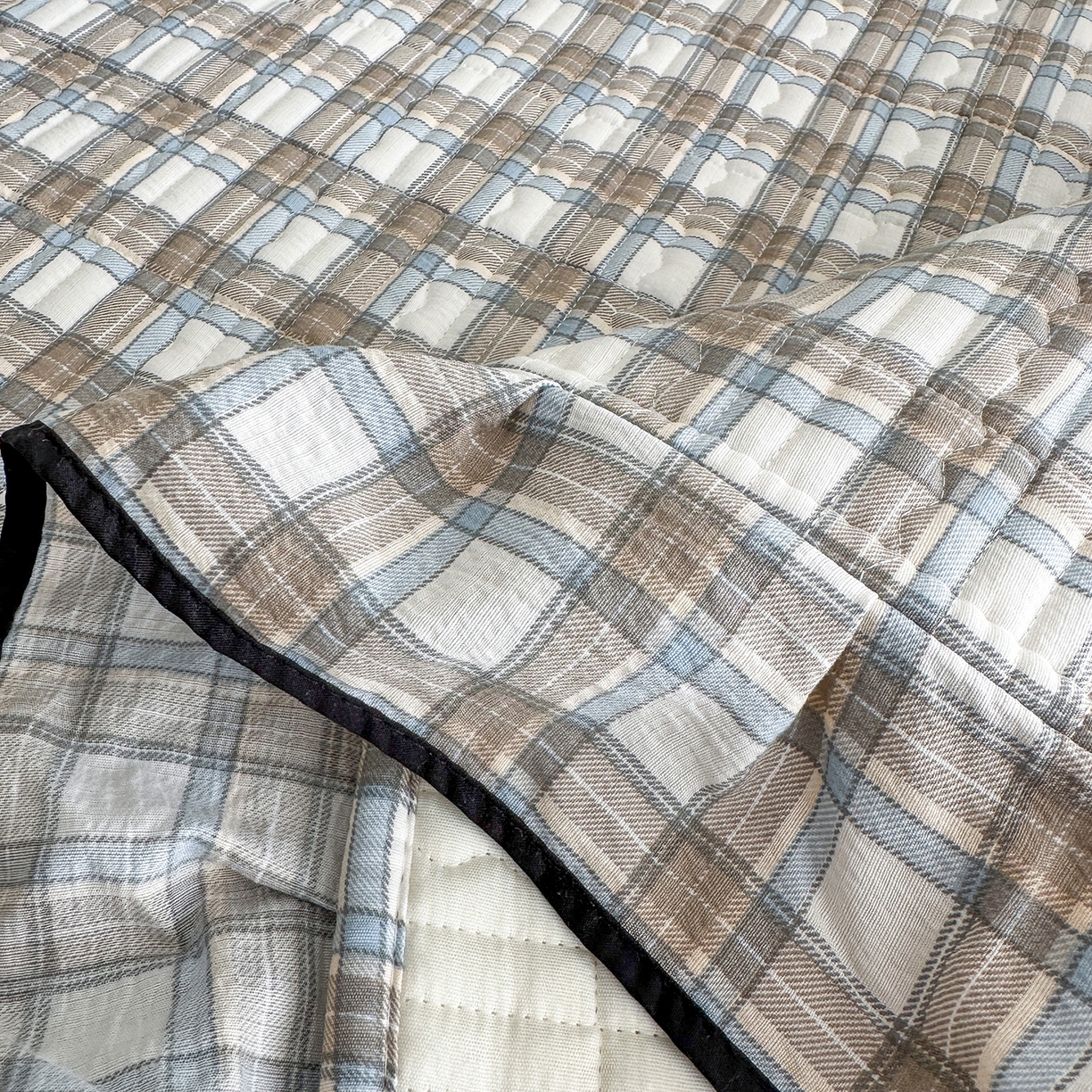 91家纺网 家纺一手货源 找家纺 幸嘉轩 2026新款双层纱花边床盖单件加厚夹棉云感皱皱纱花边款床单三件套 北野