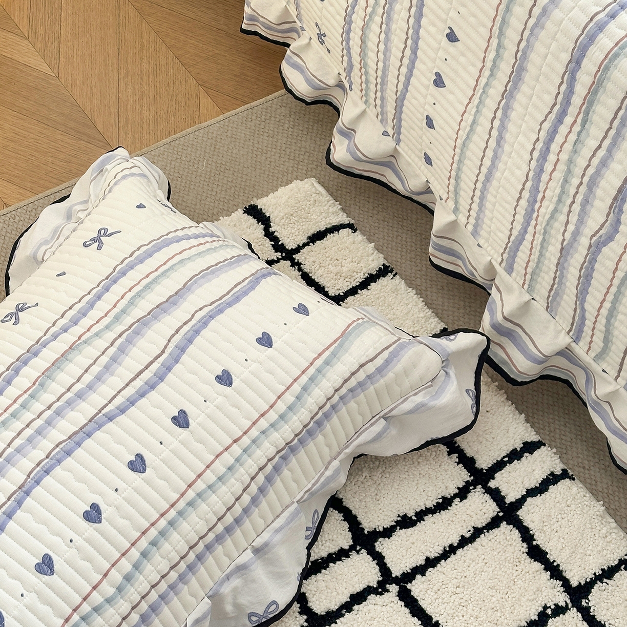 91家纺网 家纺一手货源 找家纺 幸嘉轩 2026新款双层纱花边床盖单件加厚夹棉云感皱皱纱花边款床单三件套 风的印记