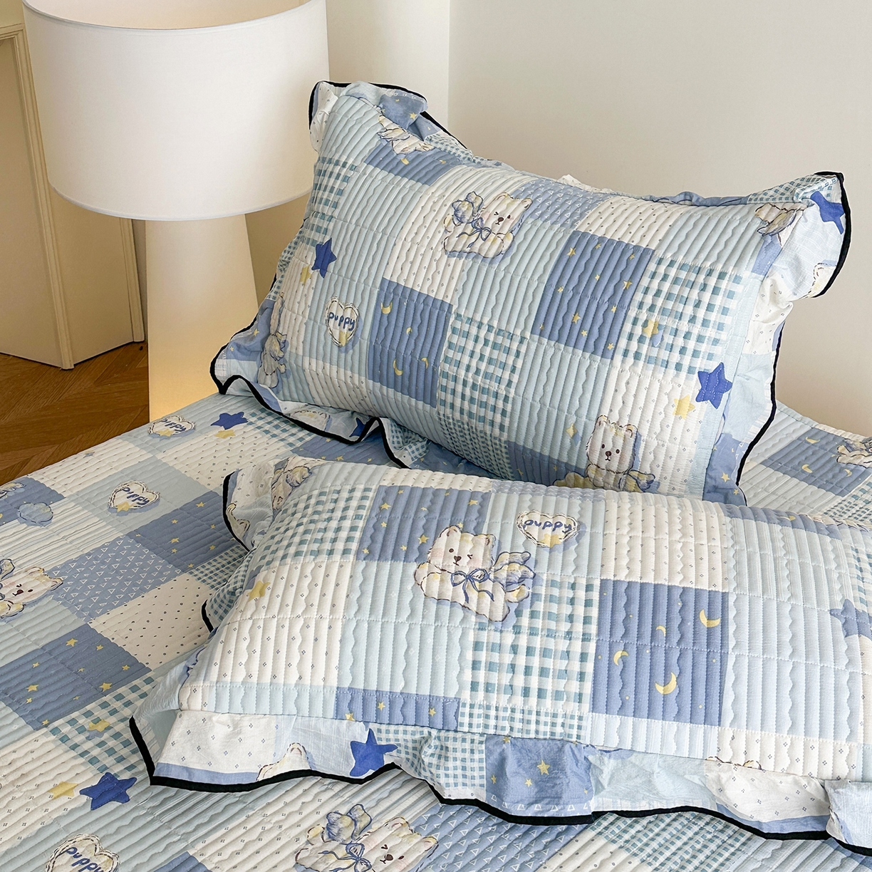 91家纺网 家纺一手货源 找家纺 幸嘉轩 2026新款双层纱花边床盖单件加厚夹棉云感皱皱纱花边款床单三件套 蓝色泡芙狗