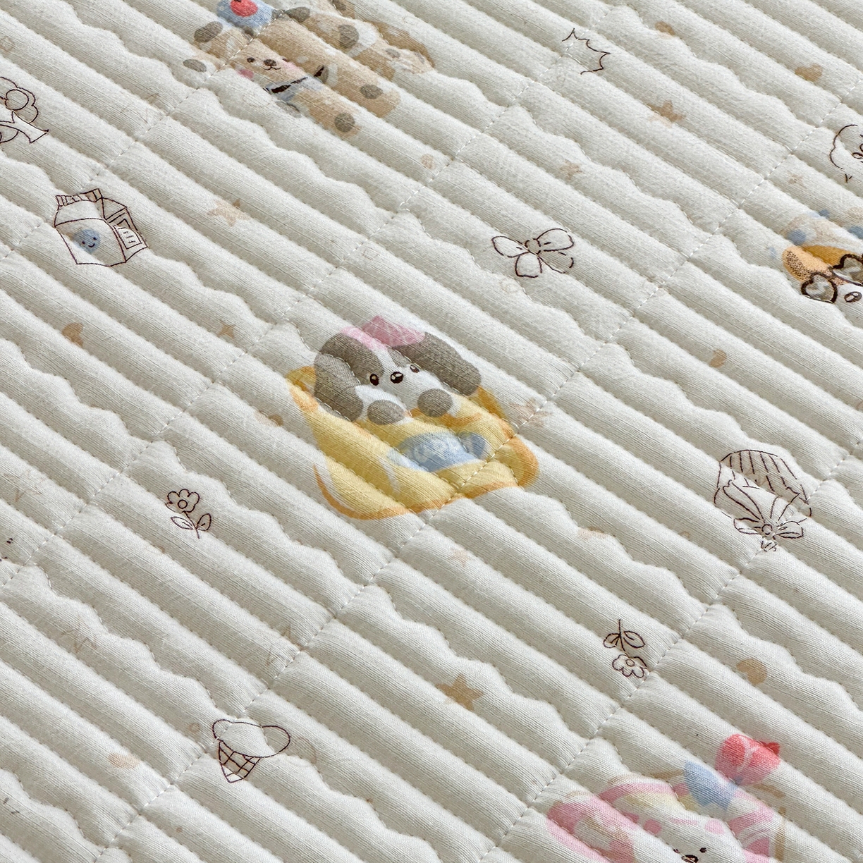 91家纺网 家纺一手货源 找家纺 幸嘉轩 2026新款双层纱花边床盖单件加厚夹棉云感皱皱纱花边款床单三件套 萌友聚会