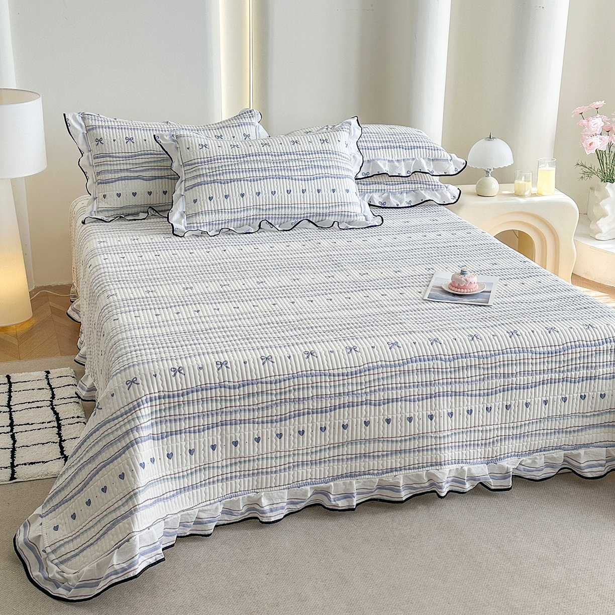 91家纺网 家纺一手货源 找家纺 幸嘉轩 2026新款双层纱花边床盖单件加厚夹棉云感皱皱纱花边款床单三件套 风的印记