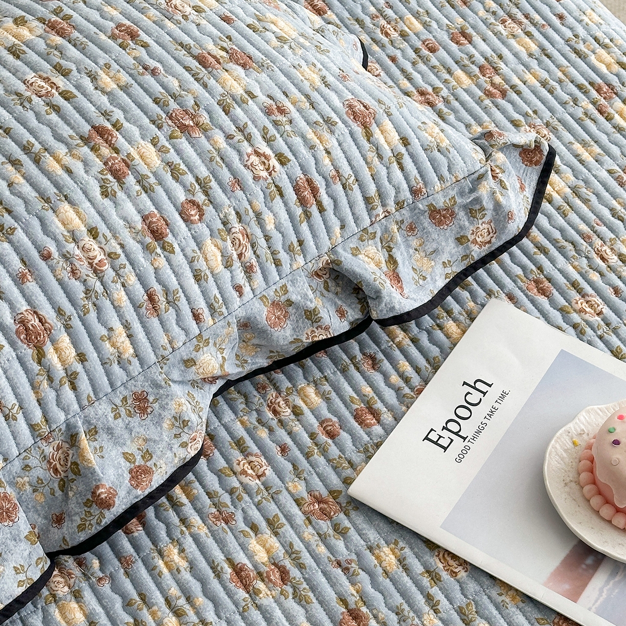 91家纺网 家纺一手货源 找家纺 幸嘉轩 2026新款双层纱花边床盖单件加厚夹棉云感皱皱纱花边款床单三件套 醉玲珑