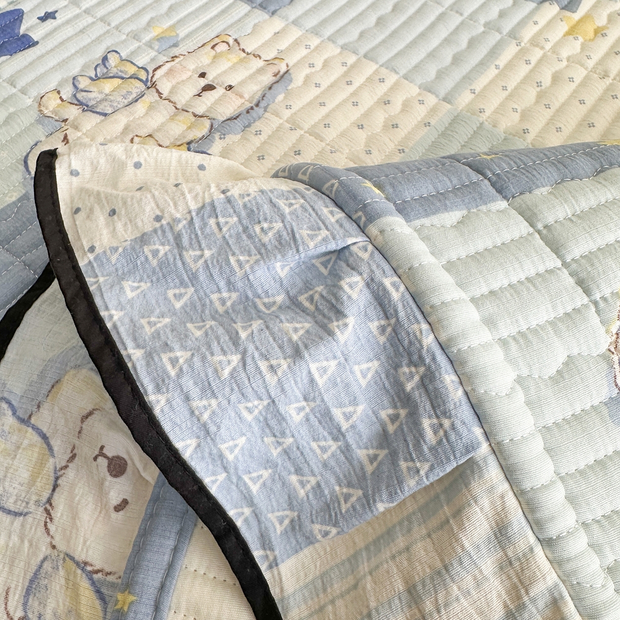 91家纺网 家纺一手货源 找家纺 幸嘉轩 2026新款双层纱花边床盖单件加厚夹棉云感皱皱纱花边款床单三件套 蓝色泡芙狗