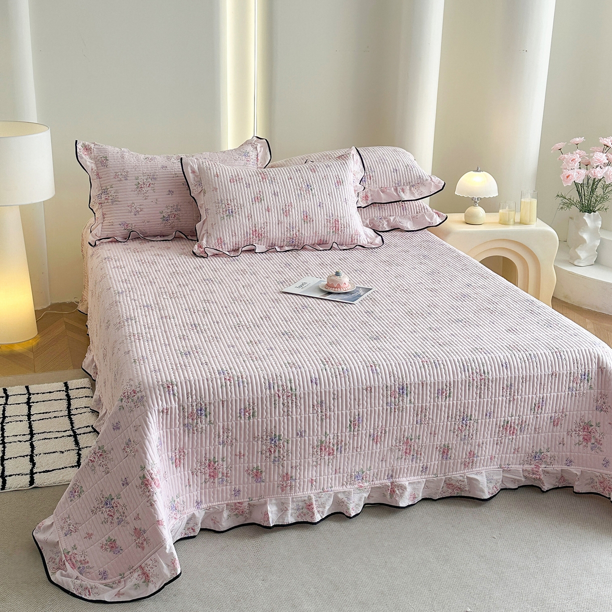 91家纺网 家纺一手货源 找家纺 幸嘉轩 2026新款双层纱花边床盖单件加厚夹棉云感皱皱纱花边款床单三件套 春华浓