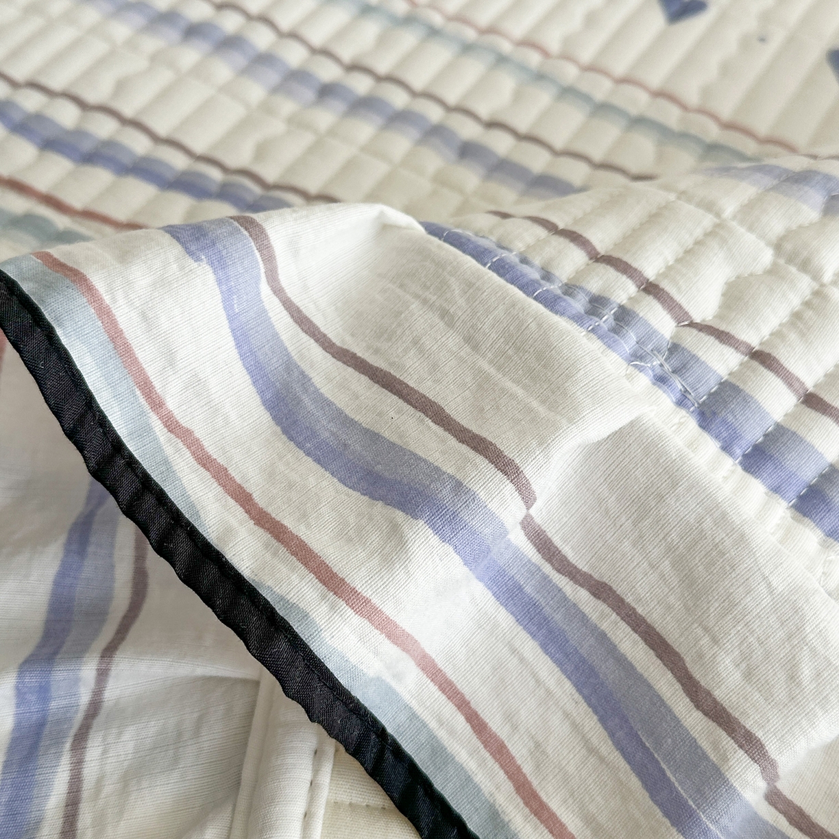 91家纺网 家纺一手货源 找家纺 幸嘉轩 2026新款双层纱花边床盖单件加厚夹棉云感皱皱纱花边款床单三件套 风的印记