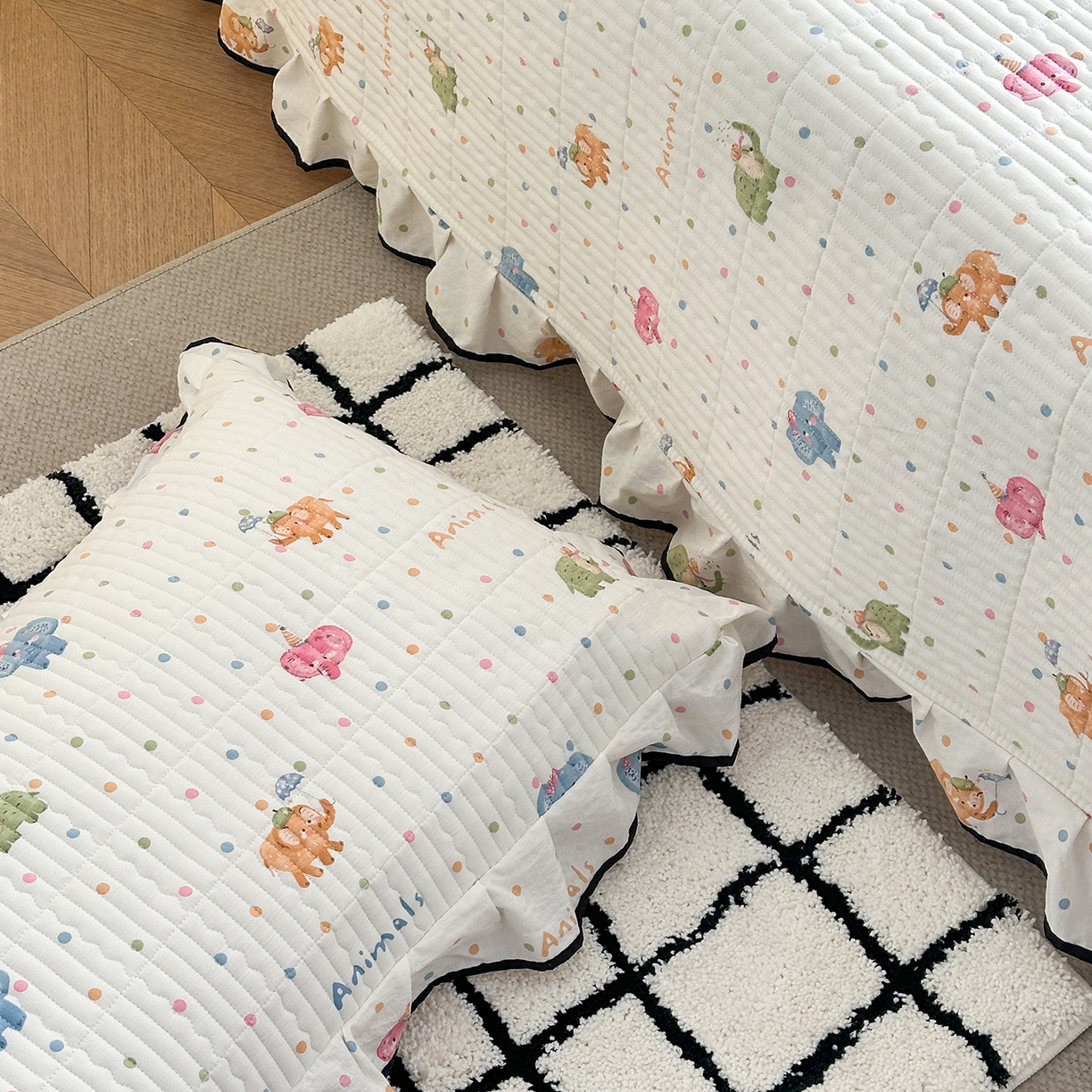 91家纺网 家纺一手货源 找家纺 幸嘉轩 2026新款双层纱花边床盖单件加厚夹棉云感皱皱纱花边款床单三件套 快乐小象