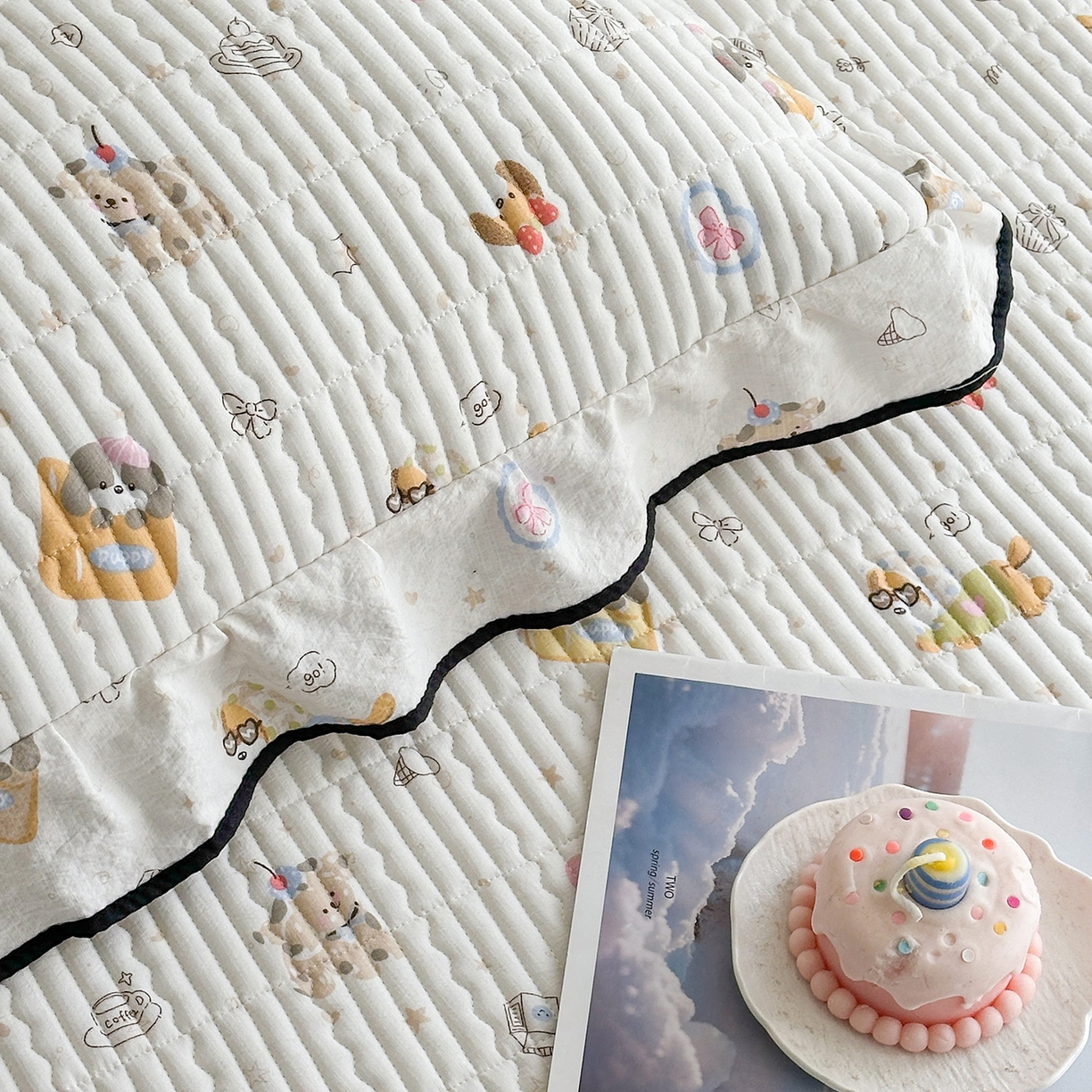 91家纺网 家纺一手货源 找家纺 幸嘉轩 2026新款双层纱花边床盖单件加厚夹棉云感皱皱纱花边款床单三件套 萌友聚会