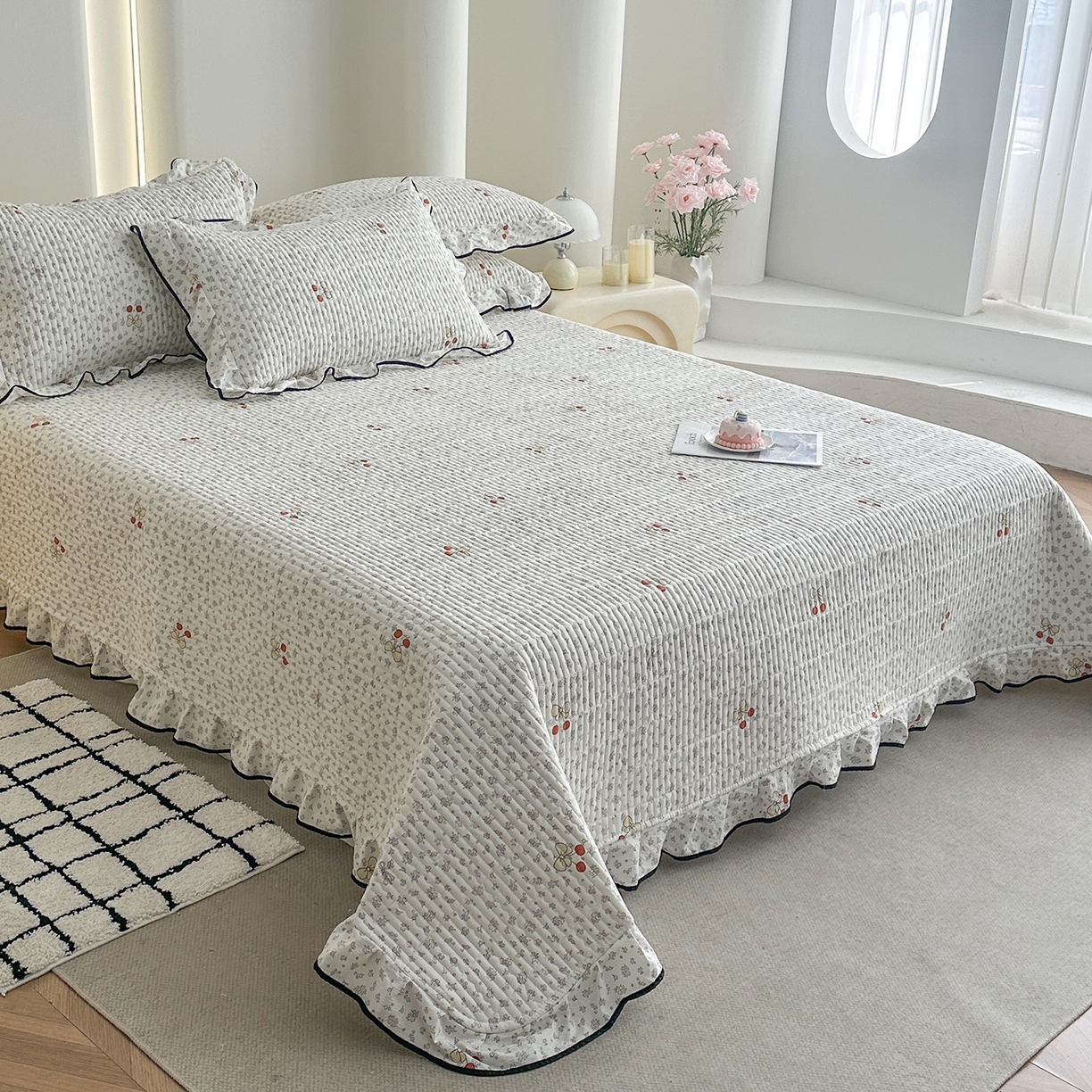 91家纺网 家纺一手货源 找家纺 幸嘉轩 2026新款双层纱花边床盖单件加厚夹棉云感皱皱纱花边款床单三件套 一颗樱桃