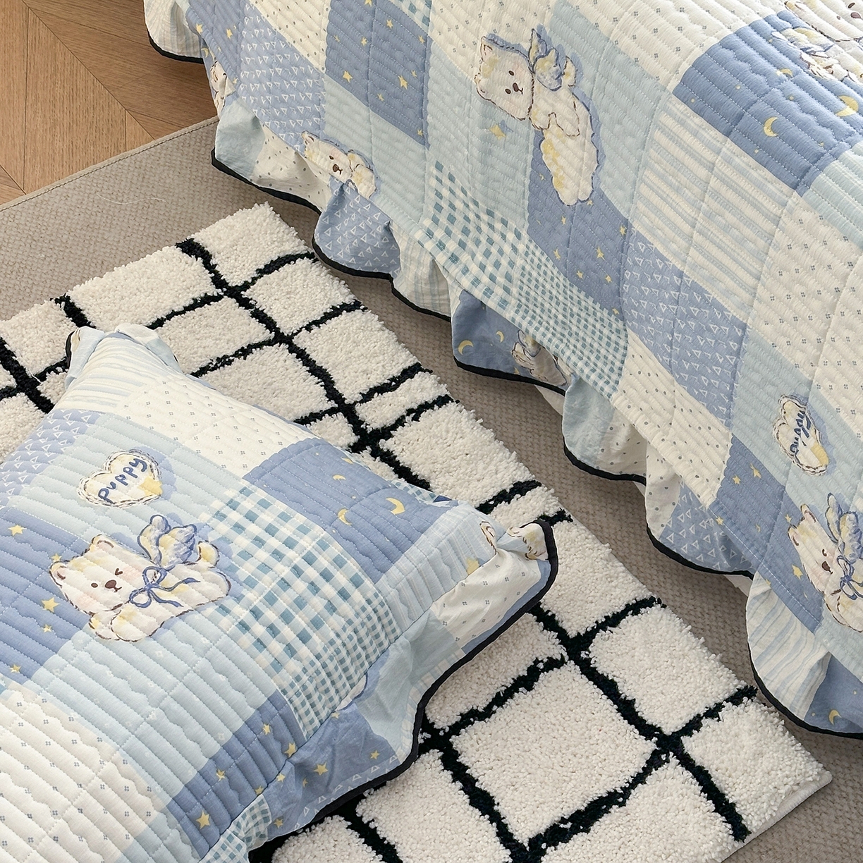 91家纺网 家纺一手货源 找家纺 幸嘉轩 2026新款双层纱花边床盖单件加厚夹棉云感皱皱纱花边款床单三件套 蓝色泡芙狗