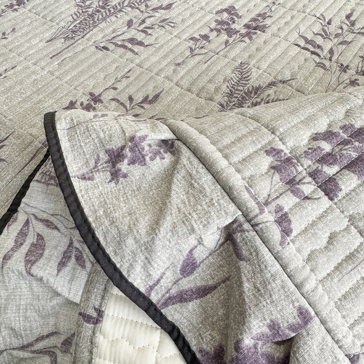 91家纺网 家纺一手货源 找家纺 幸嘉轩 2026新款双层纱花边床盖单件加厚夹棉云感皱皱纱花边款床单三件套 紫苏