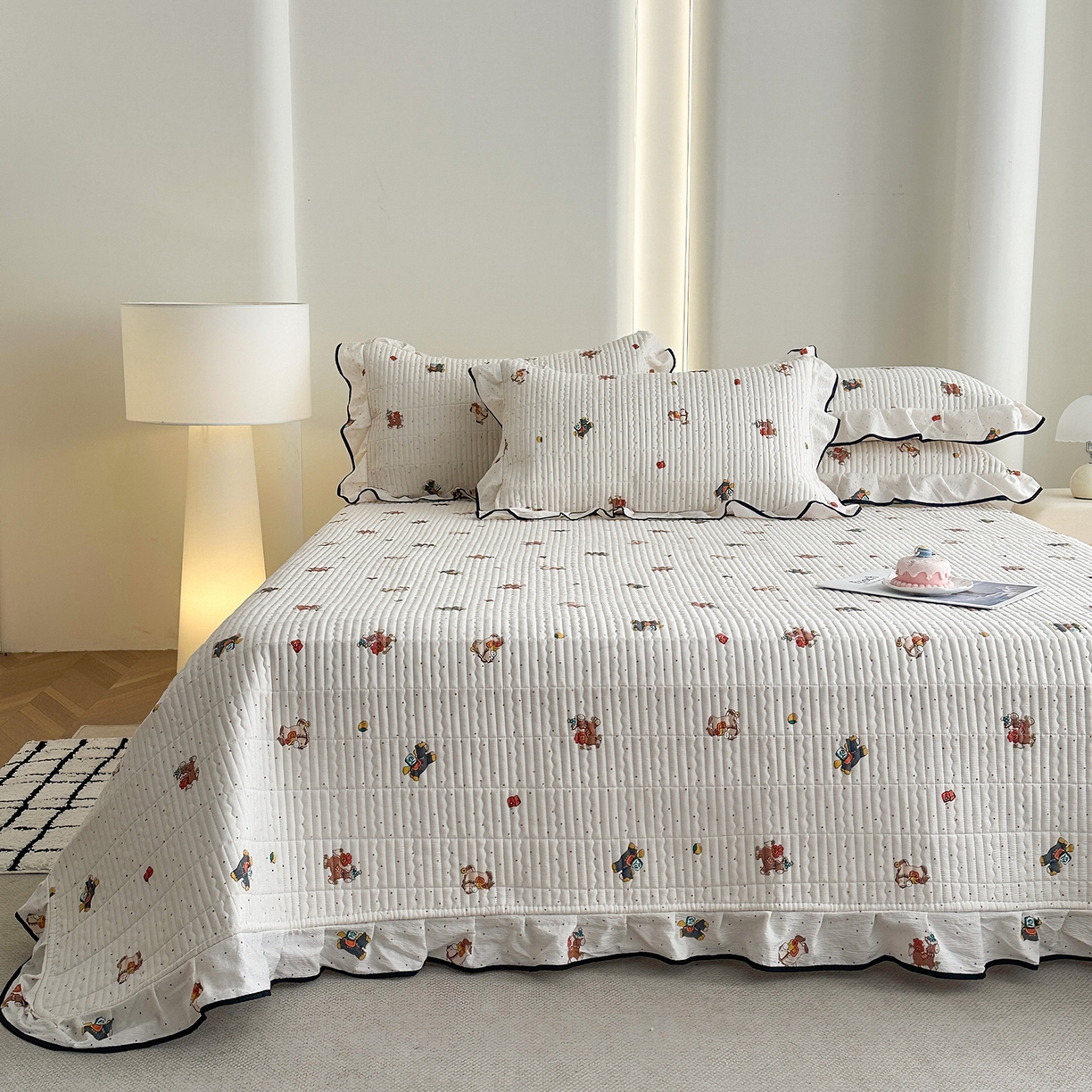 91家纺网 家纺一手货源 找家纺 幸嘉轩 2026新款双层纱花边床盖单件加厚夹棉云感皱皱纱花边款床单三件套 吉祥小马