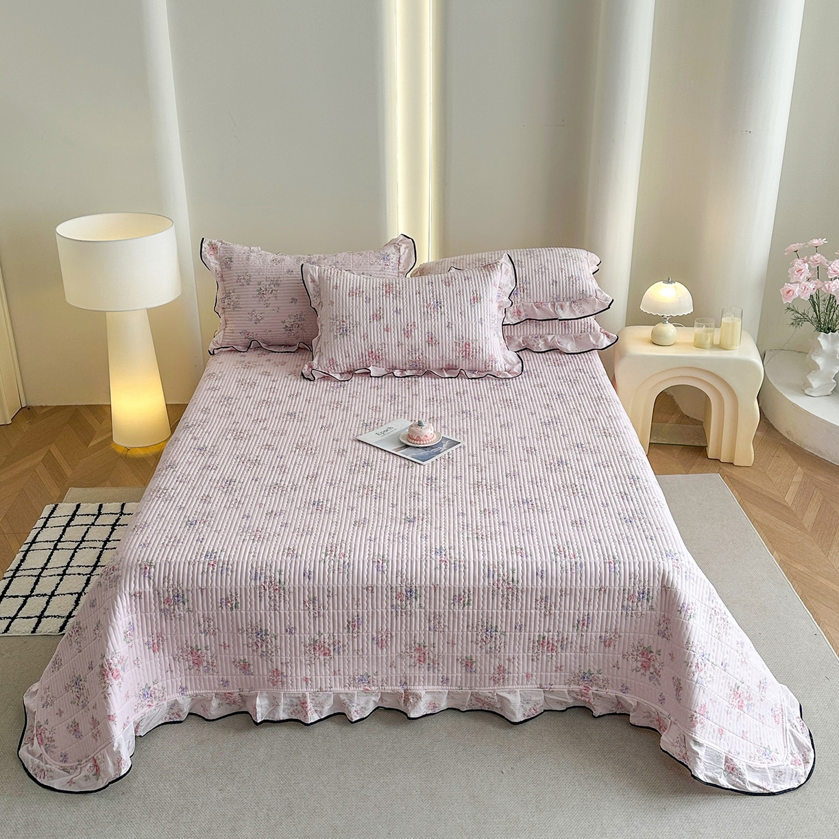 91家纺网 家纺一手货源 找家纺 幸嘉轩 2026新款双层纱花边床盖单件加厚夹棉云感皱皱纱花边款床单三件套 春华浓