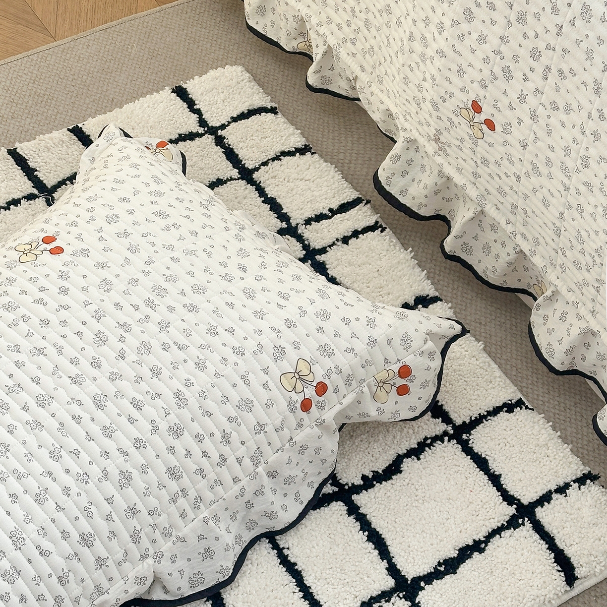 91家纺网 家纺一手货源 找家纺 幸嘉轩 2026新款双层纱花边床盖单件加厚夹棉云感皱皱纱花边款床单三件套 一颗樱桃