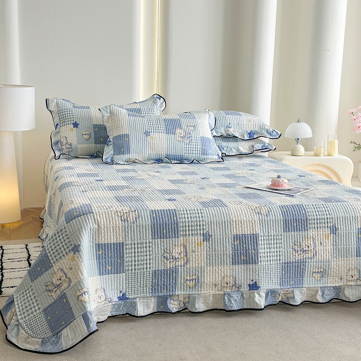 91家纺网 家纺一手货源 找家纺 幸嘉轩 2026新款双层纱花边床盖单件加厚夹棉云感皱皱纱花边款床单三件套 蓝色泡芙狗