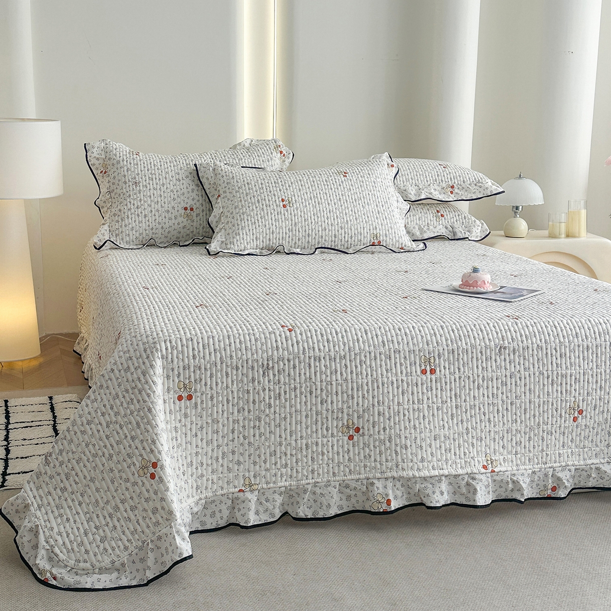 91家纺网 家纺一手货源 找家纺 幸嘉轩 2026新款双层纱花边床盖单件加厚夹棉云感皱皱纱花边款床单三件套 一颗樱桃