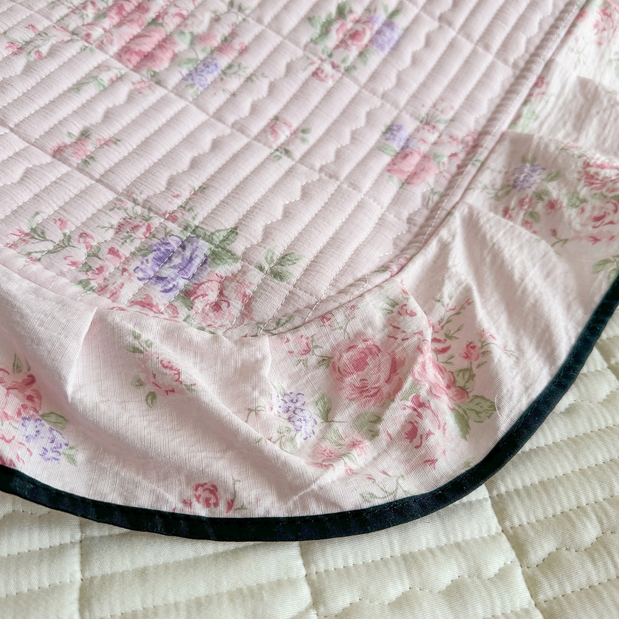 91家纺网 家纺一手货源 找家纺 幸嘉轩 2026新款双层纱花边床盖单件加厚夹棉云感皱皱纱花边款床单三件套 春华浓