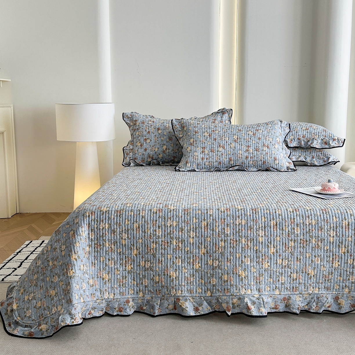 91家纺网 家纺一手货源 找家纺 幸嘉轩 2026新款双层纱花边床盖单件加厚夹棉云感皱皱纱花边款床单三件套 醉玲珑