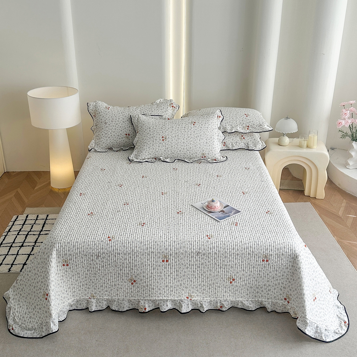 91家纺网 家纺一手货源 找家纺 幸嘉轩 2026新款双层纱花边床盖单件加厚夹棉云感皱皱纱花边款床单三件套 一颗樱桃