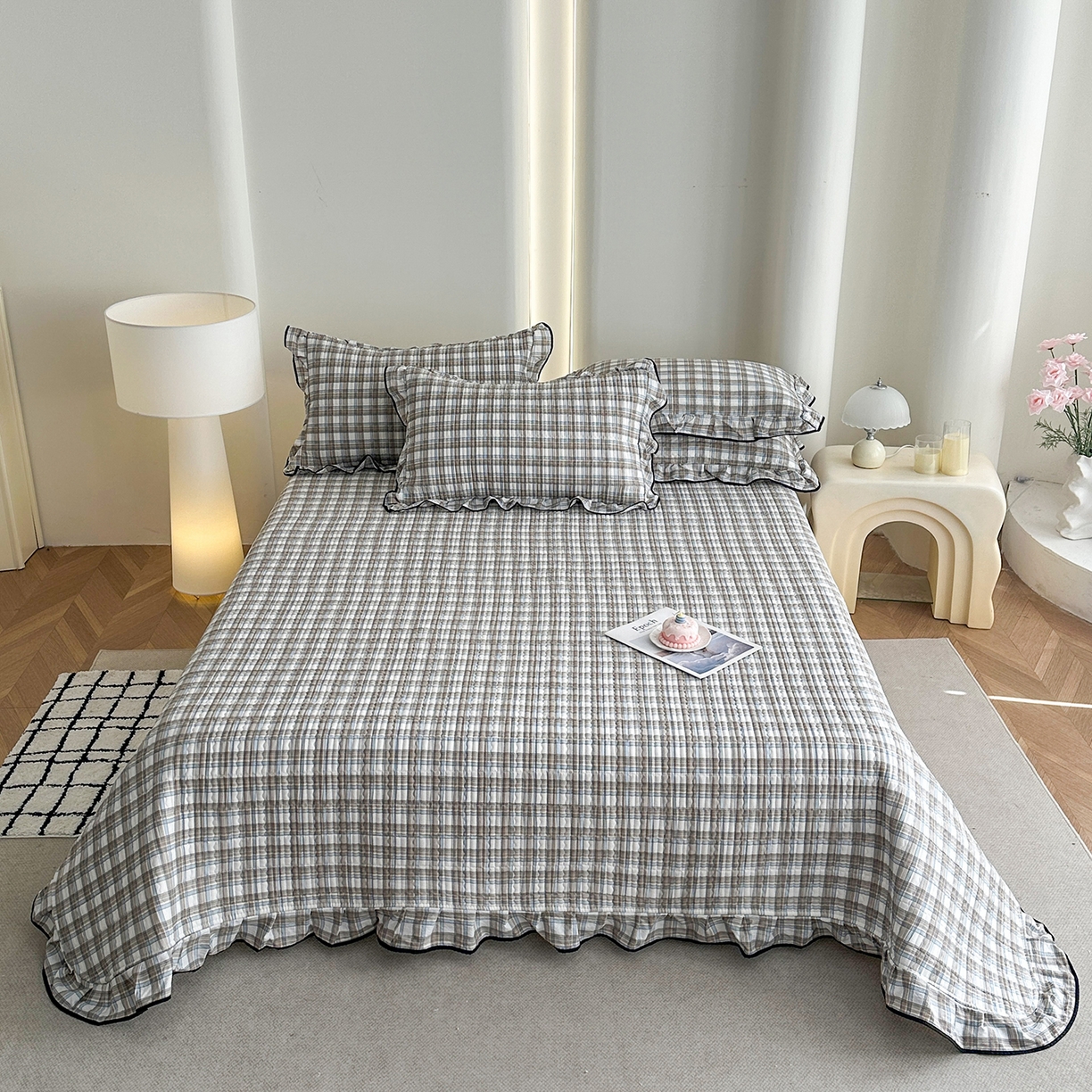 91家纺网 家纺一手货源 找家纺 幸嘉轩 2026新款双层纱花边床盖单件加厚夹棉云感皱皱纱花边款床单三件套 北野