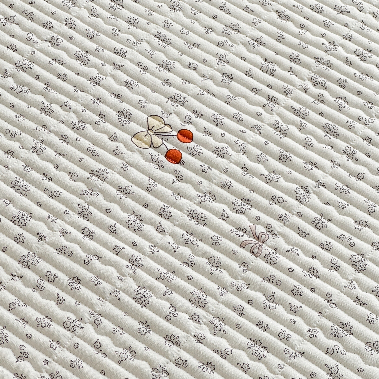 91家纺网 家纺一手货源 找家纺 幸嘉轩 2026新款双层纱花边床盖单件加厚夹棉云感皱皱纱花边款床单三件套 一颗樱桃