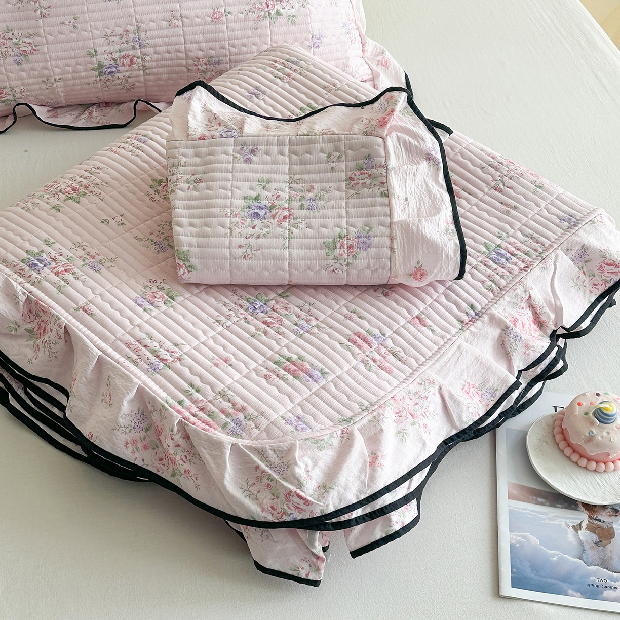 91家纺网 家纺一手货源 找家纺 幸嘉轩 2026新款双层纱花边床盖单件加厚夹棉云感皱皱纱花边款床单三件套 春华浓