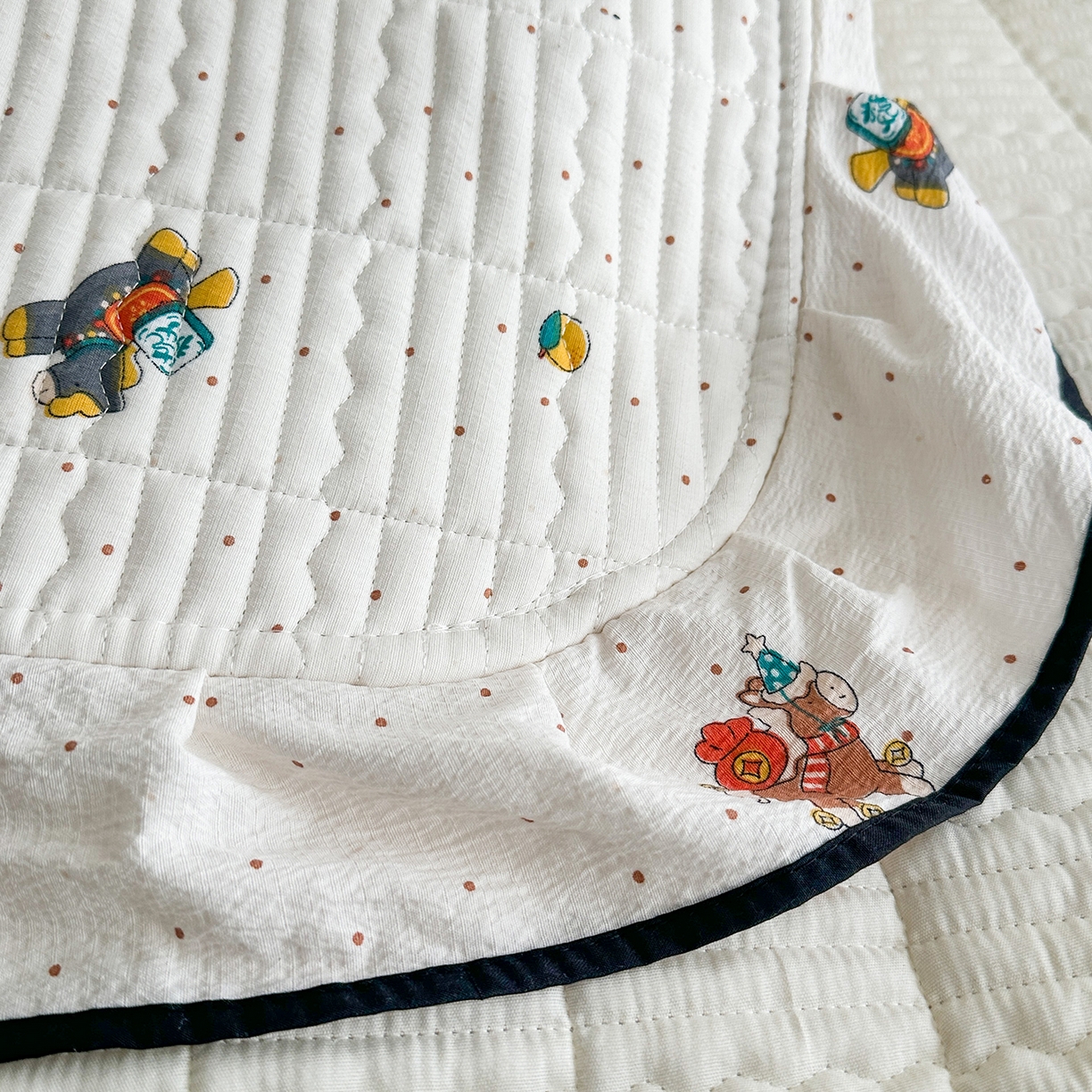 91家纺网 家纺一手货源 找家纺 幸嘉轩 2026新款双层纱花边床盖单件加厚夹棉云感皱皱纱花边款床单三件套 吉祥小马