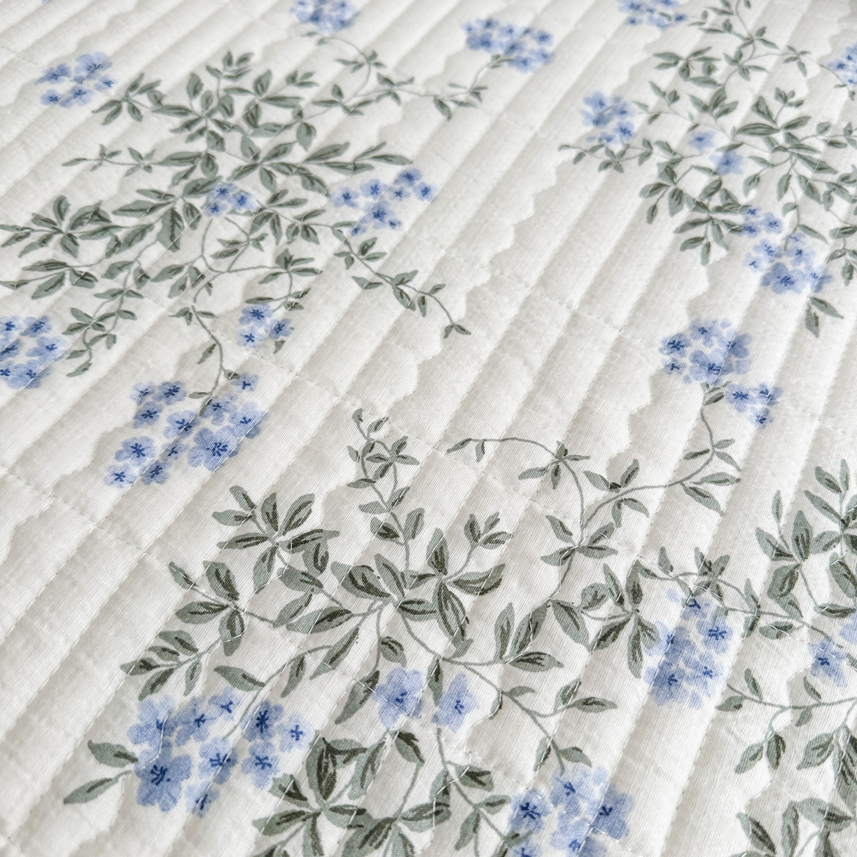 91家纺网 家纺一手货源 找家纺 幸嘉轩 2026新款双层纱花边床盖单件加厚夹棉云感皱皱纱花边款床单三件套 花香容