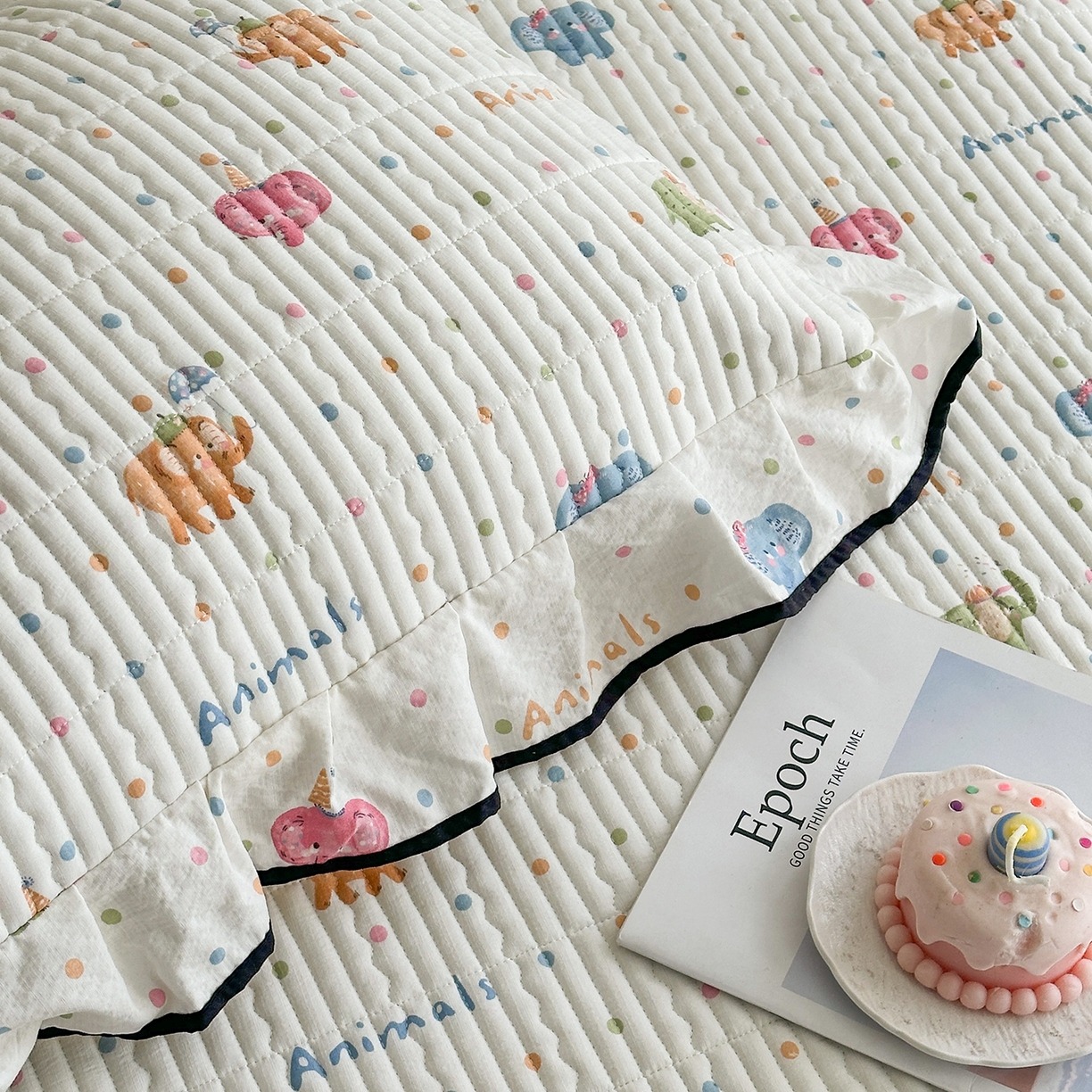 91家纺网 家纺一手货源 找家纺 幸嘉轩 2026新款双层纱花边床盖单件加厚夹棉云感皱皱纱花边款床单三件套 快乐小象