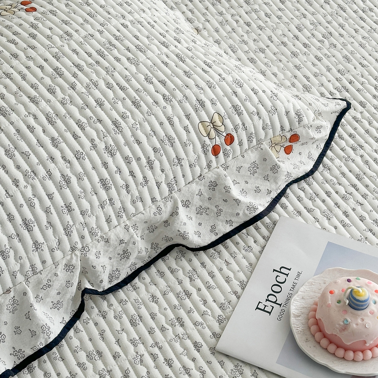 91家纺网 家纺一手货源 找家纺 幸嘉轩 2026新款双层纱花边床盖单件加厚夹棉云感皱皱纱花边款床单三件套 一颗樱桃