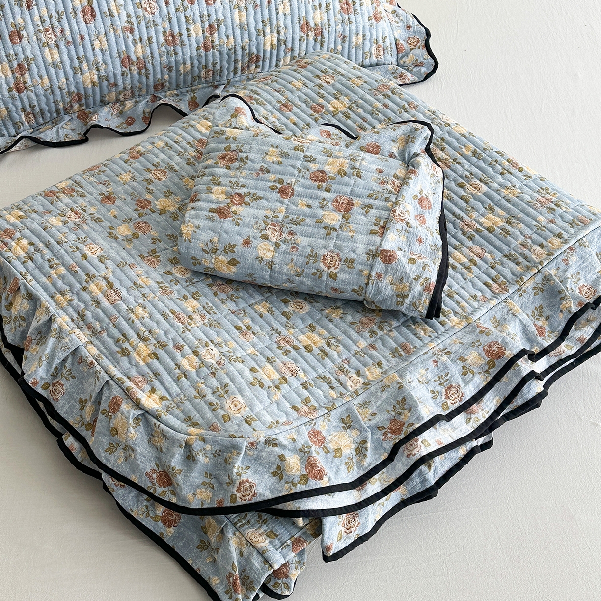 91家纺网 家纺一手货源 找家纺 幸嘉轩 2026新款双层纱花边床盖单件加厚夹棉云感皱皱纱花边款床单三件套 醉玲珑