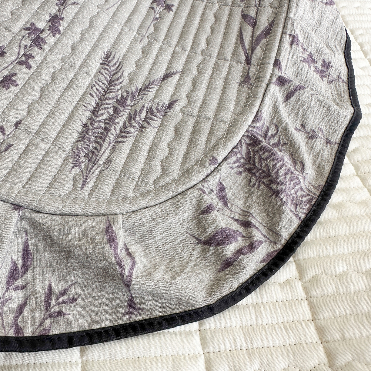 91家纺网 家纺一手货源 找家纺 幸嘉轩 2026新款双层纱花边床盖单件加厚夹棉云感皱皱纱花边款床单三件套 紫苏