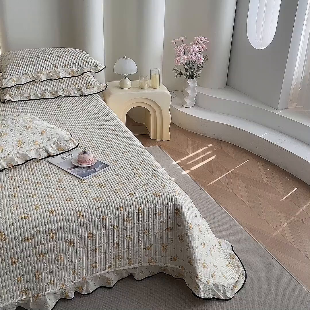 91家纺网 家纺一手货源 找家纺 幸嘉轩 2026新款双层纱花边床盖单件加厚夹棉云感皱皱纱花边款床单三件套 半岛花园