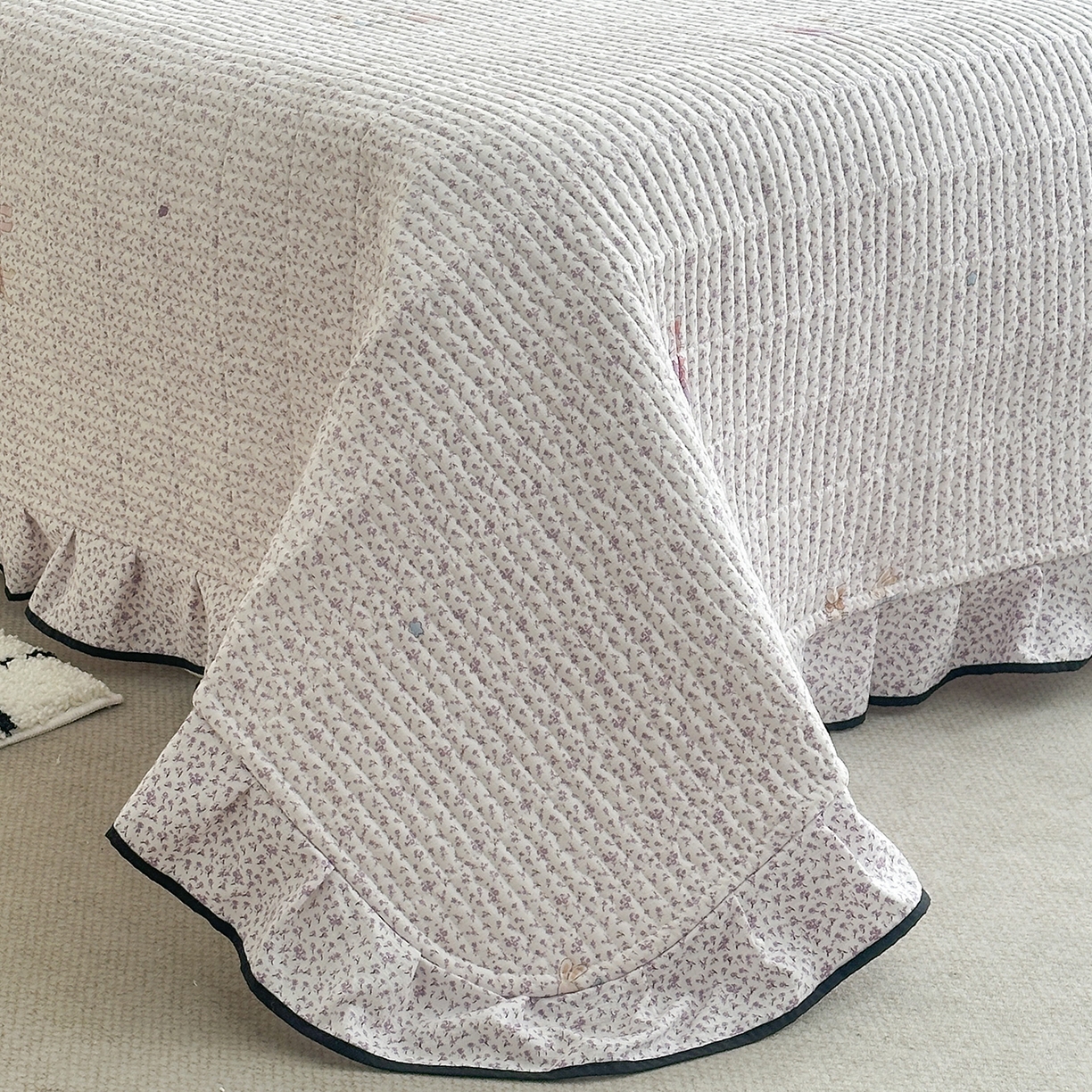 91家纺网 家纺一手货源 找家纺 幸嘉轩 2026新款双层纱花边床盖单件加厚夹棉云感皱皱纱花边款床单三件套 兔野仙踪