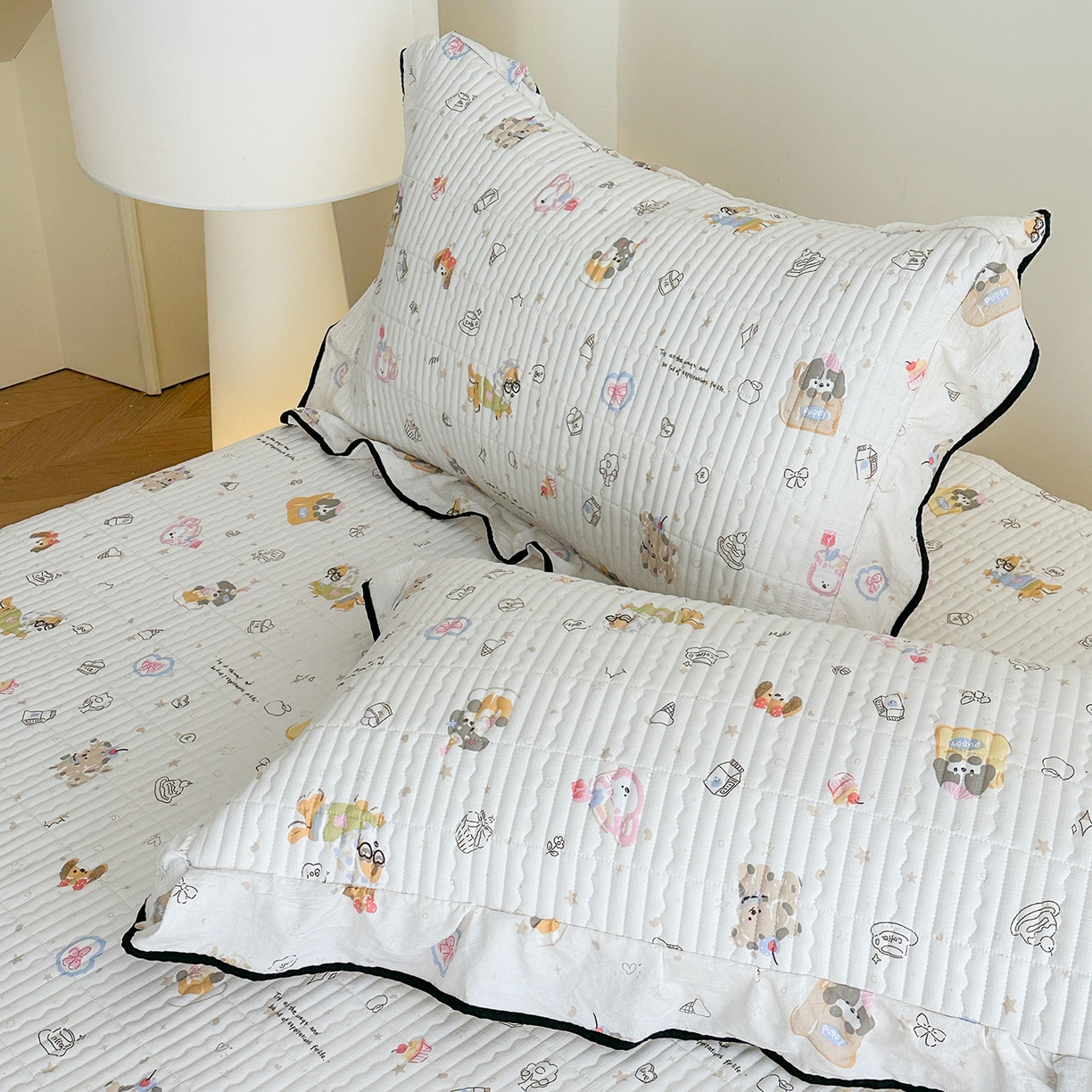 91家纺网 家纺一手货源 找家纺 幸嘉轩 2026新款双层纱花边床盖单件加厚夹棉云感皱皱纱花边款床单三件套 萌友聚会