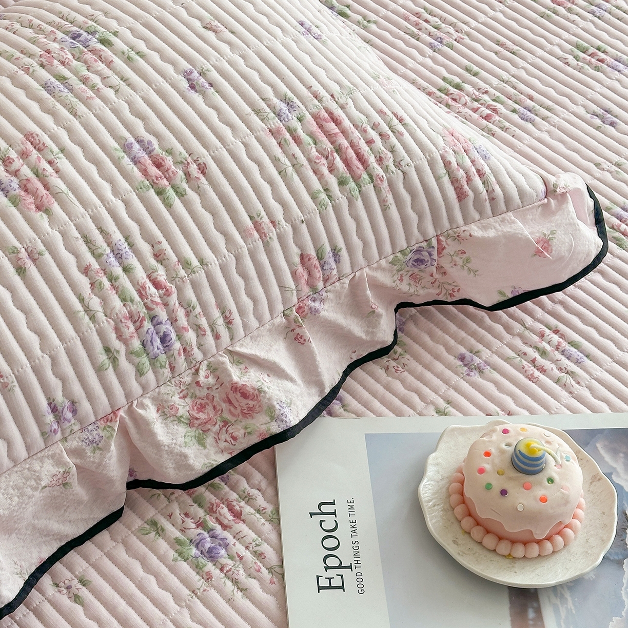 91家纺网 家纺一手货源 找家纺 幸嘉轩 2026新款双层纱花边床盖单件加厚夹棉云感皱皱纱花边款床单三件套 春华浓