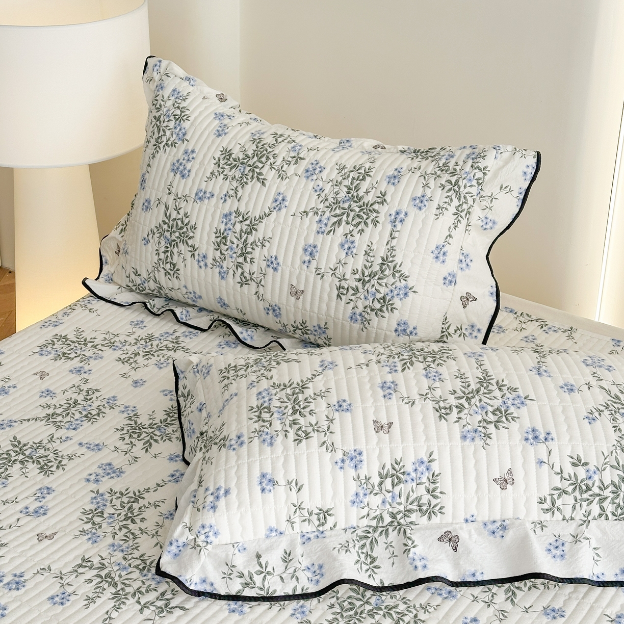 91家纺网 家纺一手货源 找家纺 幸嘉轩 2026新款双层纱花边床盖单件加厚夹棉云感皱皱纱花边款床单三件套 花香容